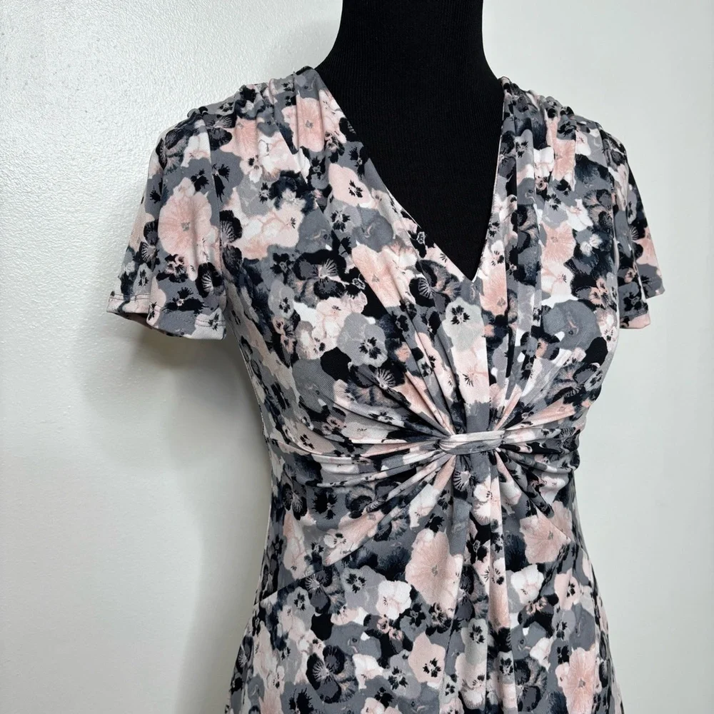 Daisy Fuentes Floral Twist Front Top XS — Pink Gray Black Short Sleeve Blouse - Picture 2 of 7